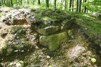 Výkopem odhalené nároží v čele druhého předhradí ( © Filip Matoušek 05/2008)