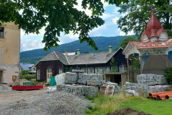 Velké opravy kolem Slezského domu s altánem a přilehlou budovou. (© Ivo Rozehnal  07/2023)