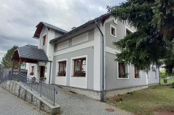 Vila Marta s infocentrem a příjmovou recepcí. (© Ivo Rozehnal  07/2023)