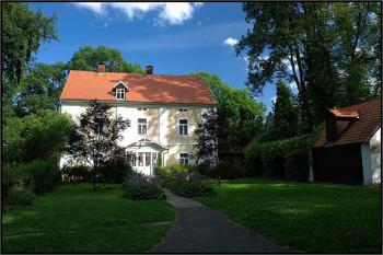Průčelí Památníku Karla Čapka (© Jiří Prodan, 07/2009)