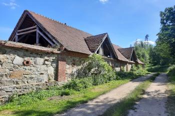Budovy dvora od severu (© Adam Šebesta 07/2023)