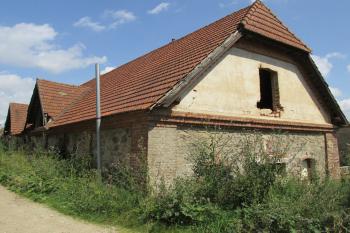 Všechny dnes stojící budovy dvora jsou novověkého původu (© Adam Šebesta 07/2023)