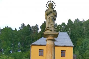 Sloup se sochou Panny Marie ve Stráži pod Ralskem. (© Pavel Vítek 09/2022)