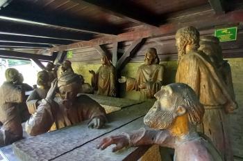 Poslední večeře - v přístřešku kaple sv. Huberta (© Ivo Rozehnal  07/2023)