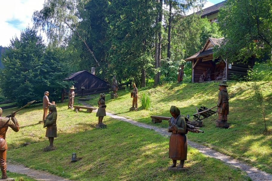 galerie dřevěných soch s betlémem