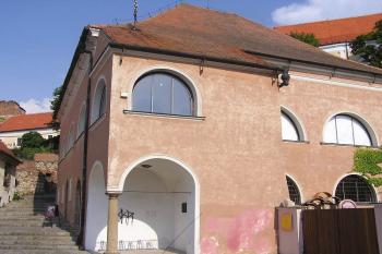 Nároží synagogy z Husovy ulice (© Jan P. Štěpánek 07/2006)