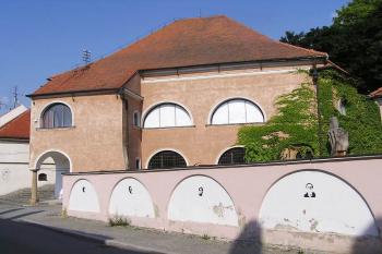uliční fasáda synagogy otočená do Husovy ulice (© Jan P. Štěpánek 07/2006)
