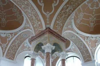 interiér synagogy sklenutý na čtyři korintské sloupy ( © Jan P. Štěpánek 07/2008)