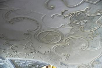 detail štukové výzdoby předsálí synagogy ( © Jan P. Štěpánek 07/2008)