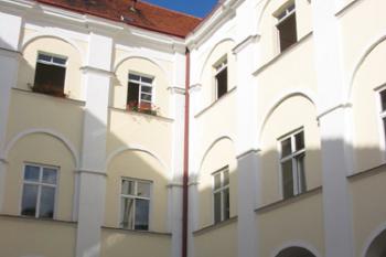 Nádvoří zámku ( © Jiří Čížek 07/2004)