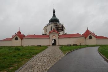 kostel od příjezdové cesty (© rodo chrozit, 08/2010)