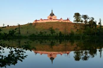 areál kostela přes rybník Konvent ( © Jan P. Štěpánek 06/2012)