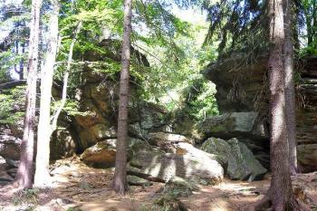 Panorama Zkamenělého zámku od jihu (© Jan P. Štěpánek 08/2006)