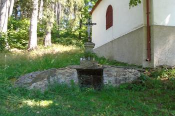 kříž u kaple, pod ním studánka (© Jaroslav Špiroch  06/2023)