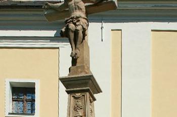Kříž u kostela sv. Jiřího ve Velkých Opatovicích v okrese Blansko (© Pavel Vítek 09/2022)