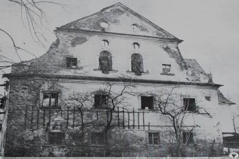 východní fasáda před r. 1980 (© zdroj: https://polska-org.pl/515370,Rozanka,Dwor_Rozanka_ruina.html)
