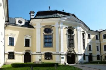 vstupní část zámku (© Jan P. Štěpánek 06/2012)