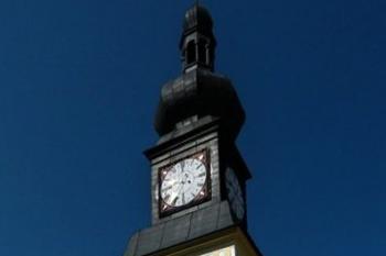 mohutná věž při vstupu do areálu předzámččí (© Jan P. Štěpánek 06/2012)