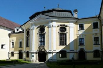 vstupní křídlo vlastního zámku (© Jan P. Štěpánek 06/2012)