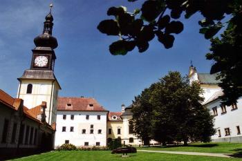 Zleva: barokní věž, staré opatství, zámek (prelatura) a kostel (© Jiří Cukr, 07/2002)