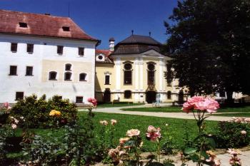 Staré opatství a zámek (prelatura) (© Jiří Cukr, 07/2002)