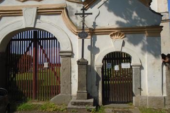 kříž u vstupní brány (© Jaroslav Špiroch  06/2023)