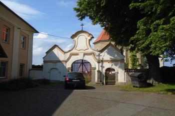 vstupní brána do areálu kostela (© Jaroslav Špiroch  06/2023)