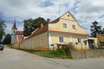 průčelí fary s předzahrádkou a vjezdovou branou (© Marcela Váňová  07/2023)