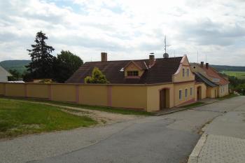 vlevo nahoře venkovská usedlost č. p. 2, vpravo dole navazující budova fary (© Marcela Váňová 07/2023)