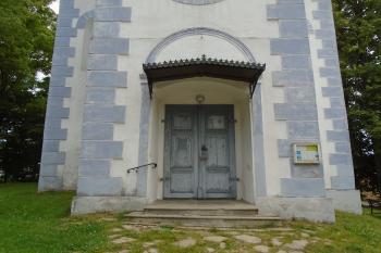 hlavní vstup v přízemí věže kostela od západu (© Jaroslav Špiroch  07/2023)