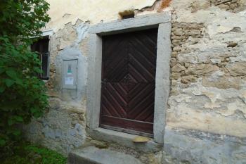 žulový tesaný vstupní portál (© Jaroslav Špiroch  07/2023)