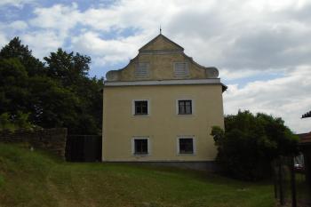 hlavní průčelí - pohled ze západu (© Jaroslav Špiroch  07/2023)