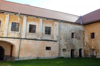 Nádvoří zámku od severu (© Jiří Cukr, 09/2007)