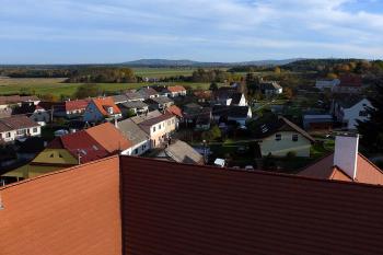 Pohled z kostelní věže přes střechy zámku na Novohradské hory (© Jiří Cukr, 11/2008)