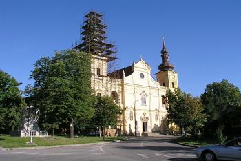 Jedna z věží je právě v rekonstrukci ( © Roman Řezáč 07/2004)