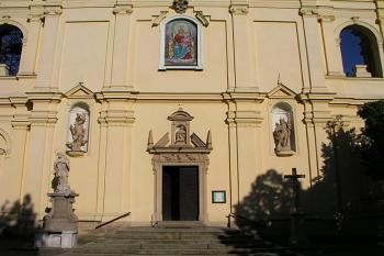Zdobené čelo kostela ( © Roman Řezáč 07/2004)