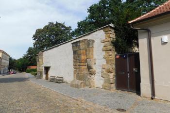 zachovaný fragment brány (© Milan Caha  08/2023)