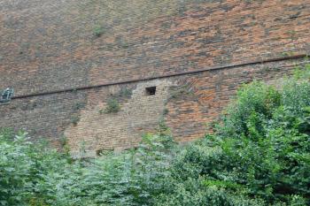 stopy zazděné brány v barokní kurtině (© Milan Caha  08/2023)