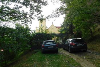 letohrádek z roku 1888 v horní části zahrady (© Milan Caha  08/2023)
