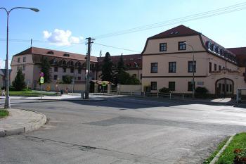 Přední strana se vstupní bránou ( © Roman Řezáč 07/2004)