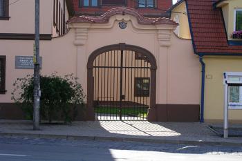 Bývalá vstupní brána ( © Roman Řezáč 07/2004)