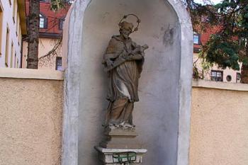 Socha sv.Jana Nepomuckého u zámku ( © Roman Řezáč 07/2004)