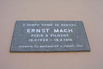 Pamětní deska Ernsta Macha ( © Roman Řezáč 07/2004)