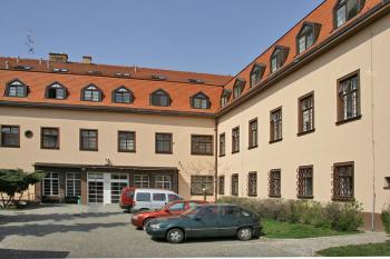 Nádvoří ( © Luděk Pitter 04/2006)