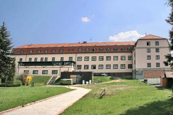 Pohled z parku ( © Luděk Pitter 04/2006)