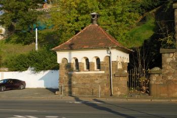 budova veřejných záchodů u severního portálu (© Milan Caha  11/2024)