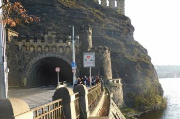 koryto na květinovou výzdobu u severního portálu (© Milan Caha  11/2024)