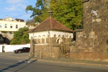 budova veřejných záchodů u severního portálu (© Milan Caha  11/2024)