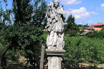 Socha sv.Jana Nepomuckého naproti mlýnu ( © Roman Řezáč 07/2004)
