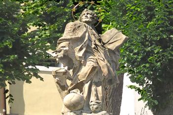 Socha sv. Jana Nepomuckého ve Velkých Opatovicich v okrese Blansko. (© Pavel Vítek 09/2022)